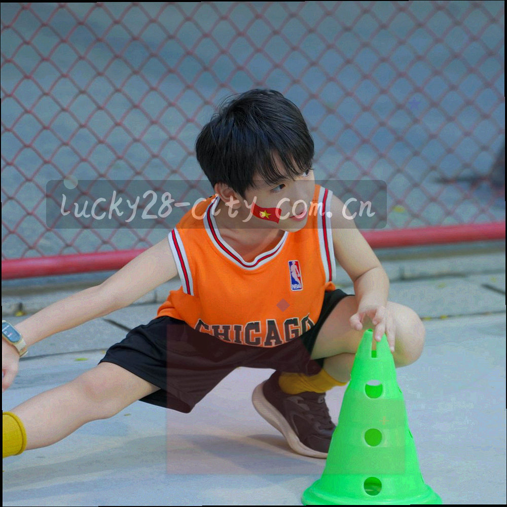 手部点击安装界面的局部特写，画面中可见进度条与安装路径选项